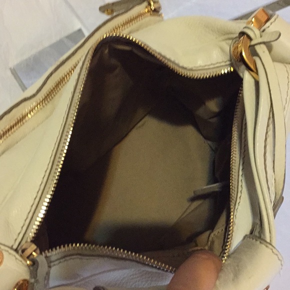 PRE-OWNED AUTH TOD'S WHITE LEATHER SHOULDER BAG. - Picture 5 of 8